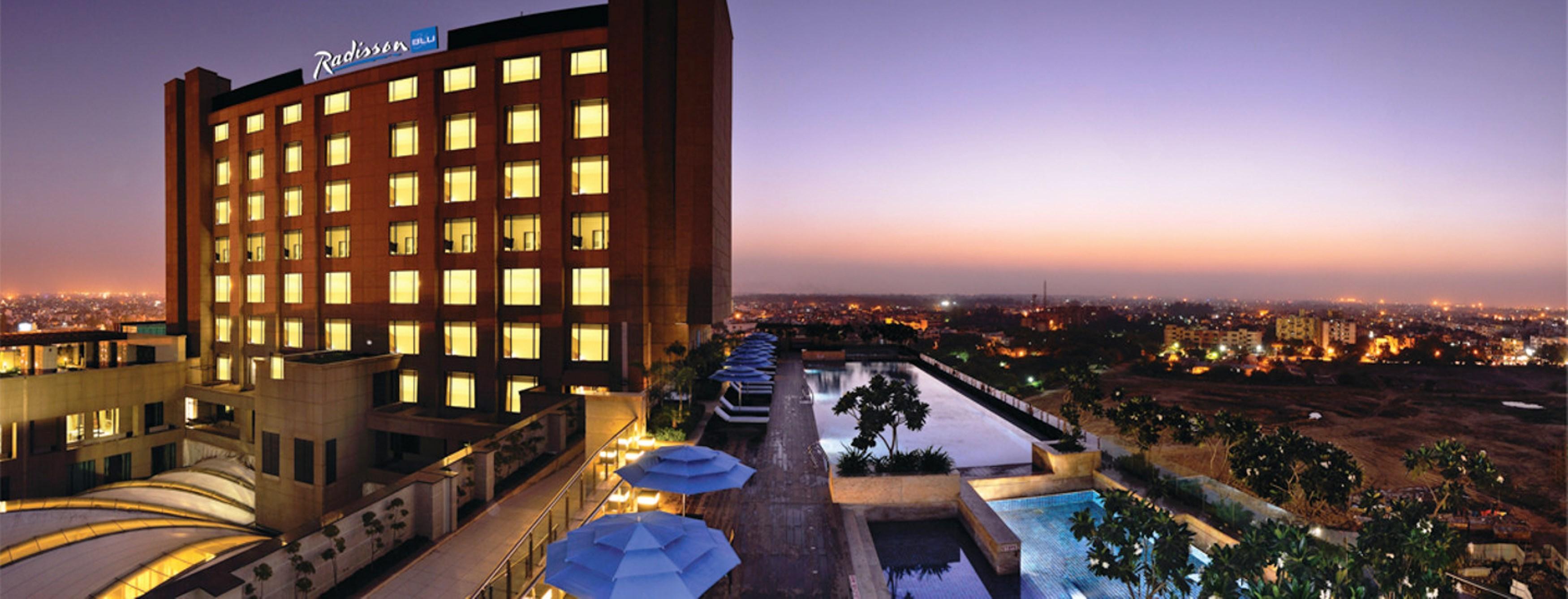 Radisson Blu Hotel New Delhi Paschim Vihar Exterior foto