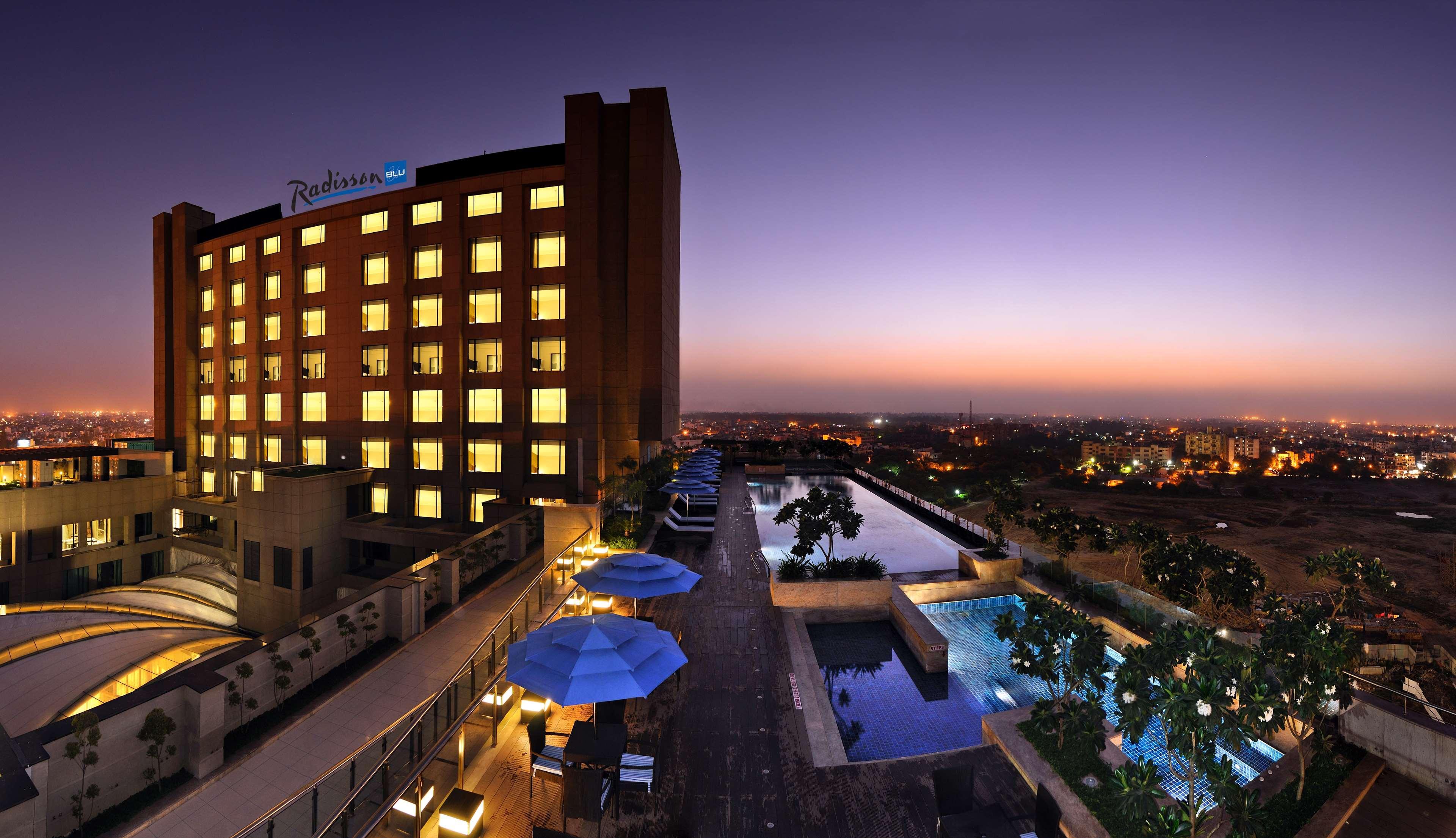 Radisson Blu Hotel New Delhi Paschim Vihar Exterior foto